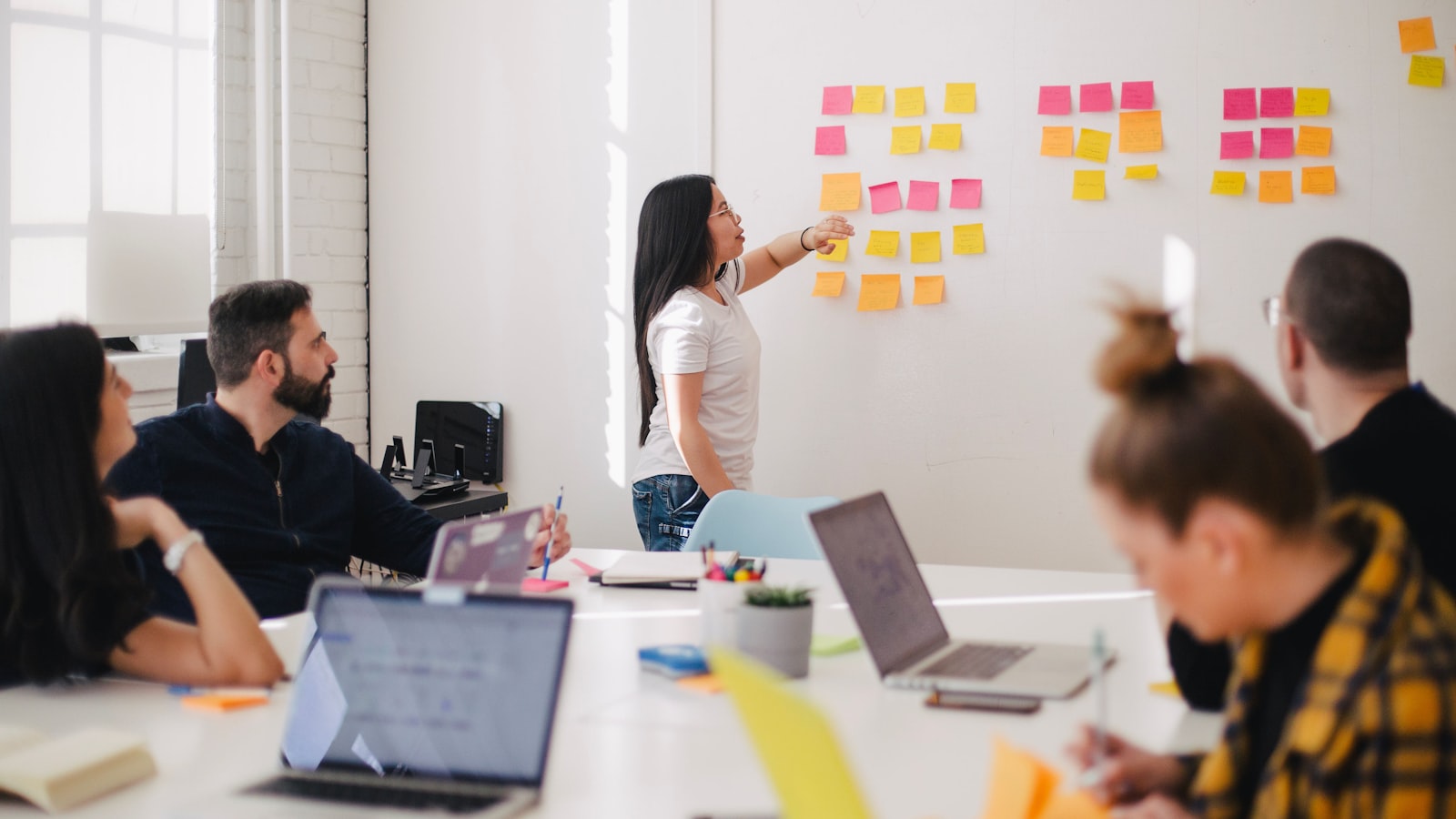 Contractor vs Permanent Employee: When Should You Hire a Contractor?
